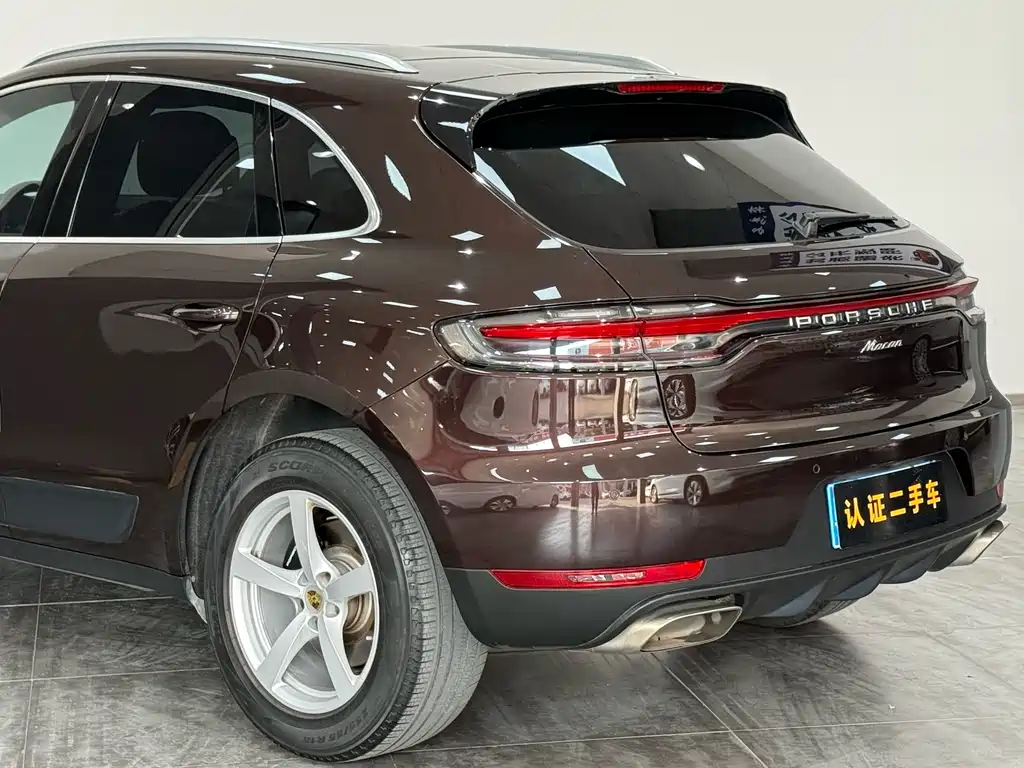PORSCHE MACAN