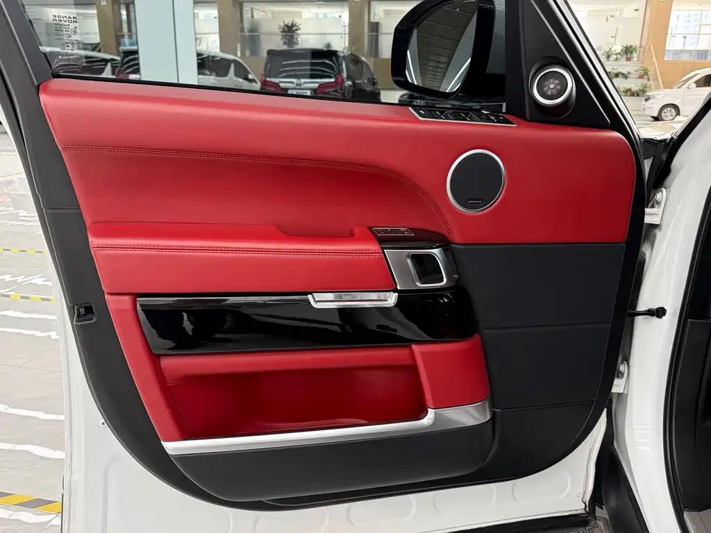 Land Rover Range Rover — миниатюра 8