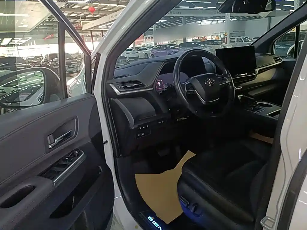 Toyota Sienna — миниатюра 16