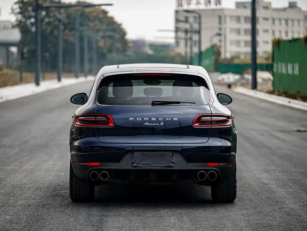 PORSCHE MACAN