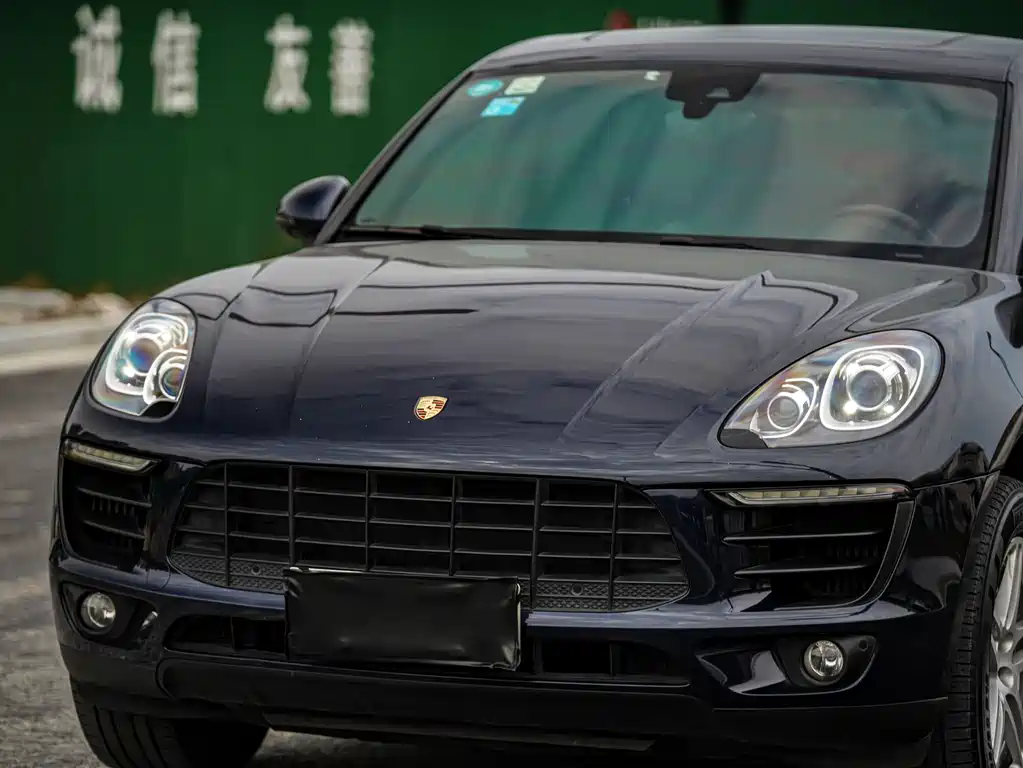 PORSCHE MACAN