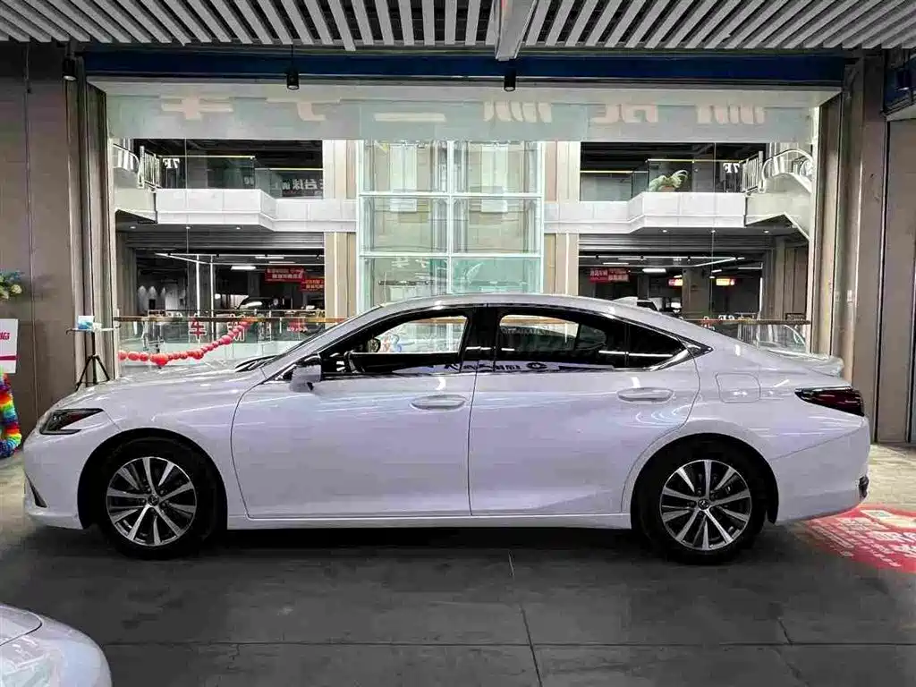Lexus ES — миниатюра 9