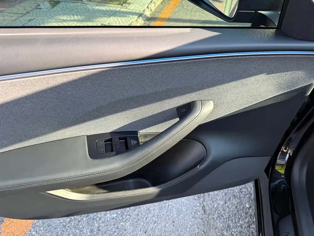 Tesla Model 3 — миниатюра 7