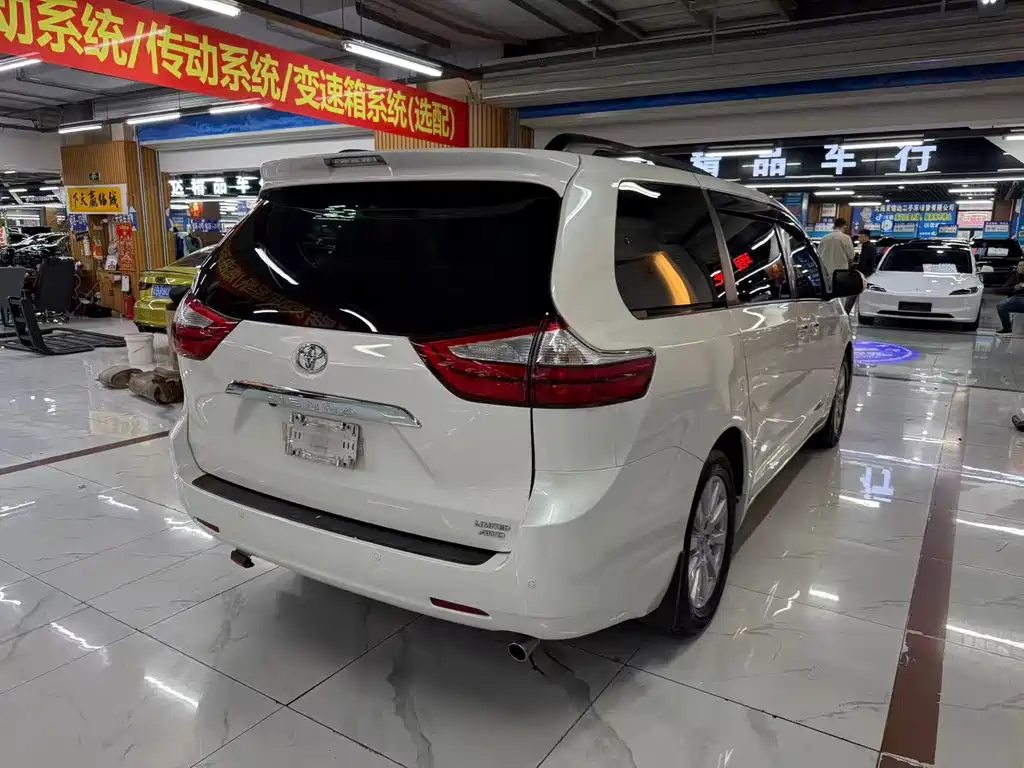 Toyota Sienna — миниатюра 9