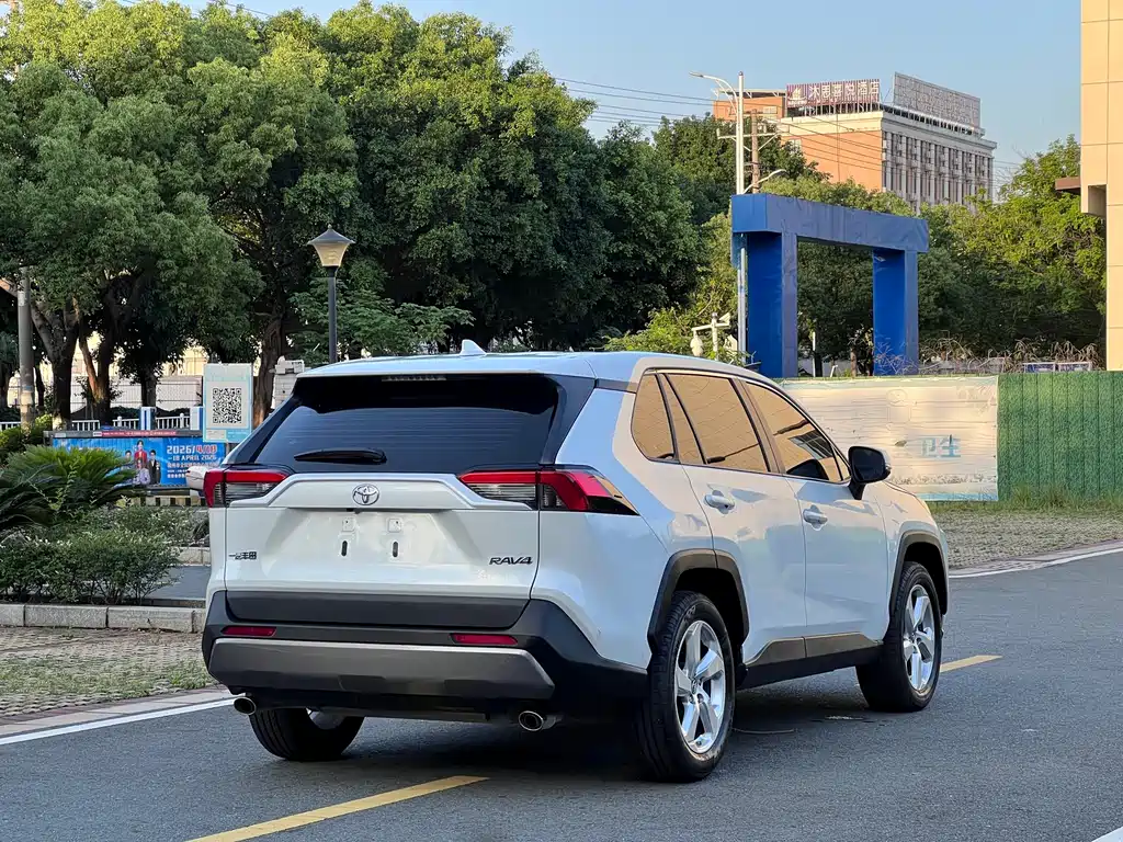 Toyota RAV4 — миниатюра 6