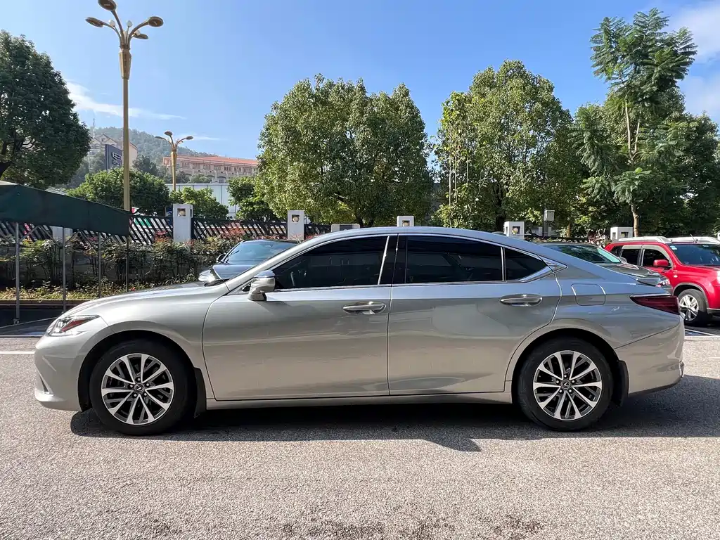 Lexus ES — миниатюра 10