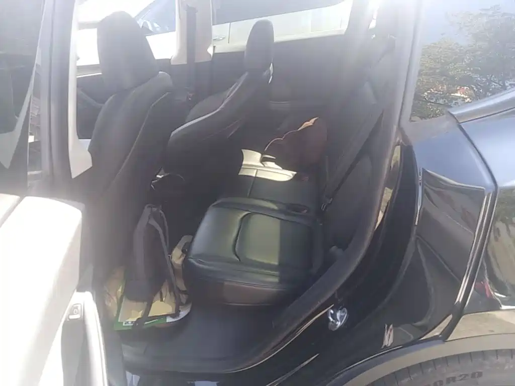 Tesla Model Y — миниатюра 17
