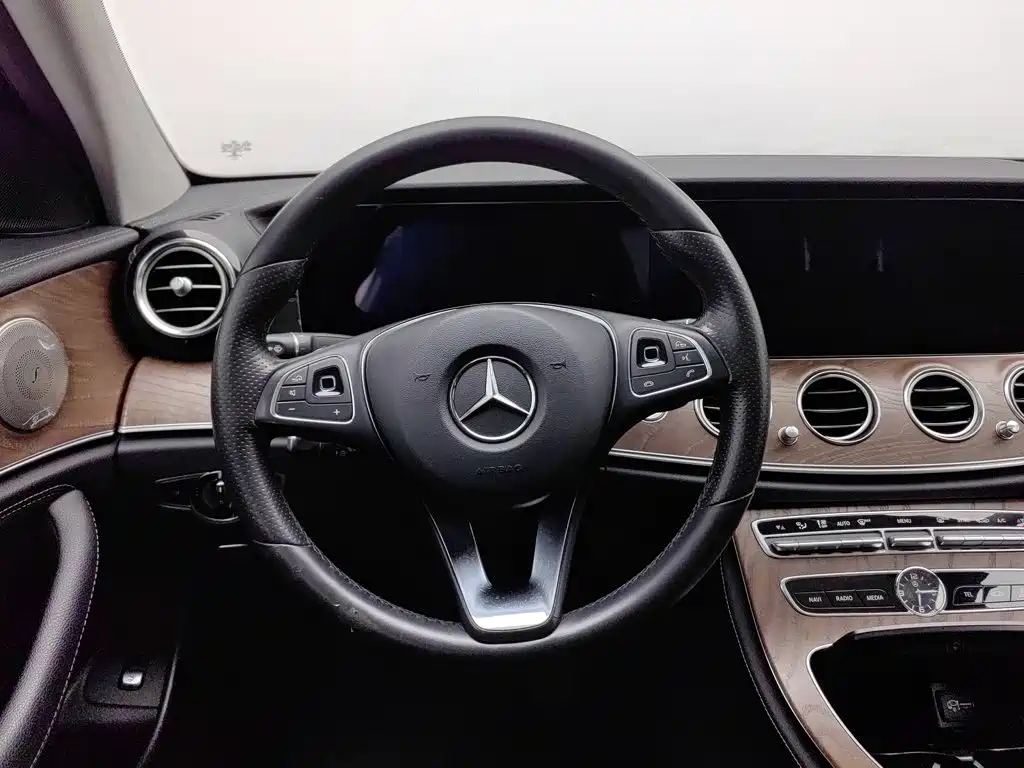 Mercedes-Benz E-Class — миниатюра 11