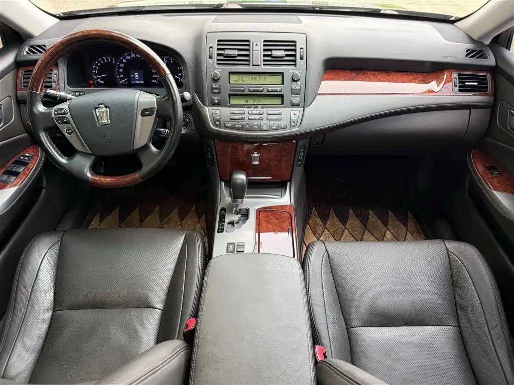 Toyota Crown — миниатюра 6