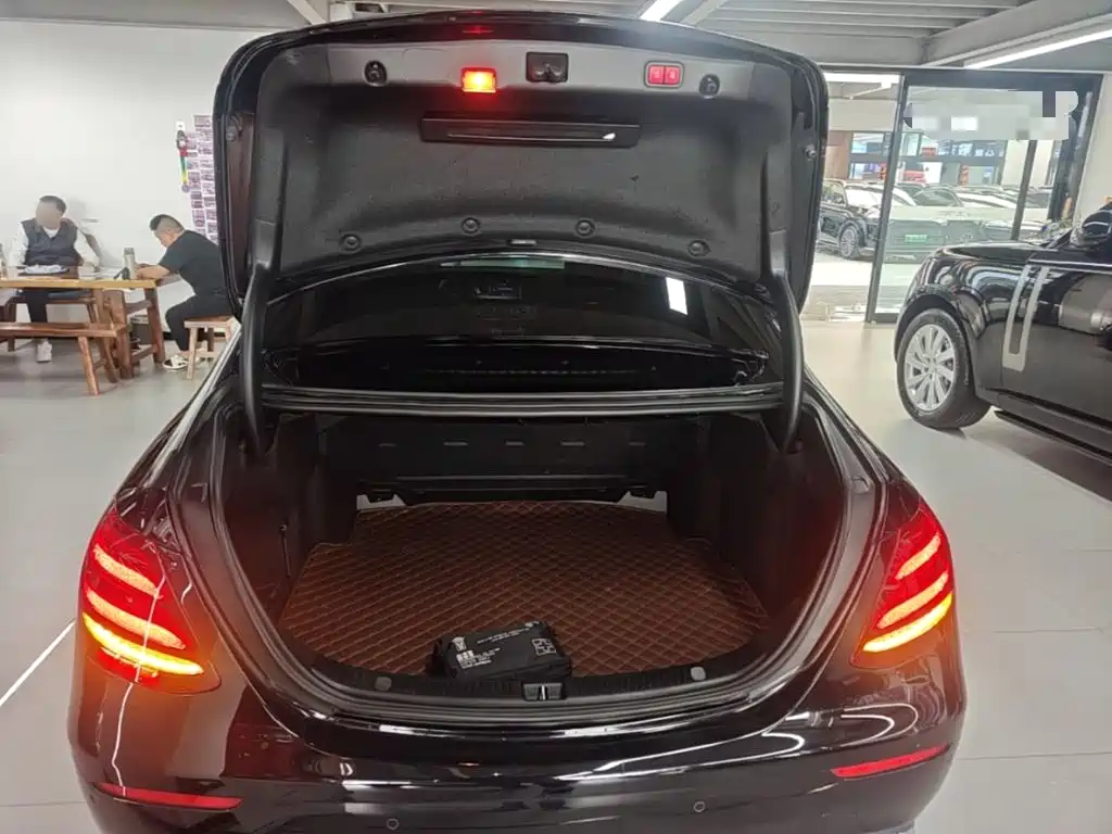 Mercedes-Benz E-Class — миниатюра 19