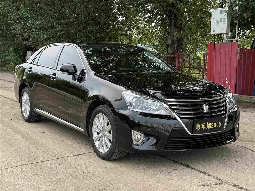 Toyota Crown — миниатюра 3