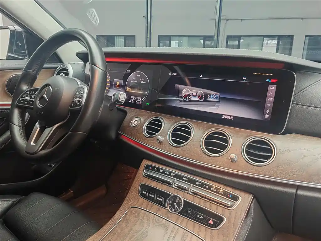 Mercedes-Benz E-Class — миниатюра 11
