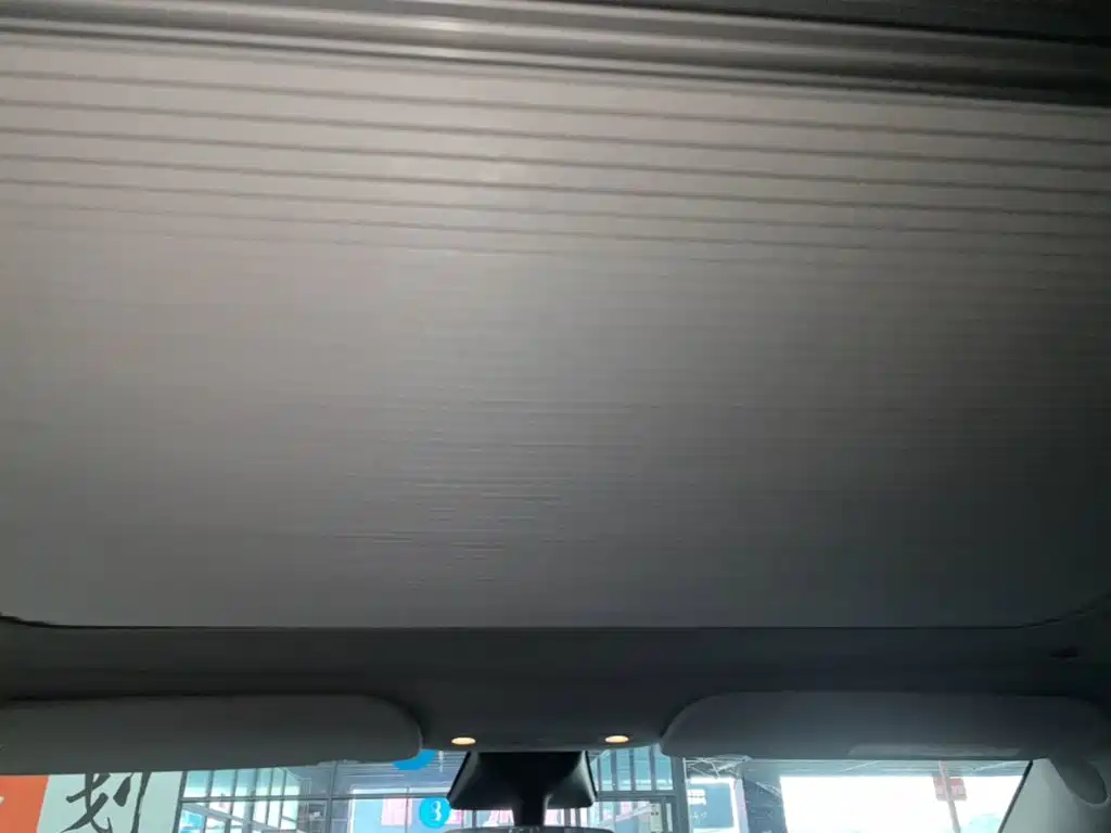 Tesla Model Y — миниатюра 18