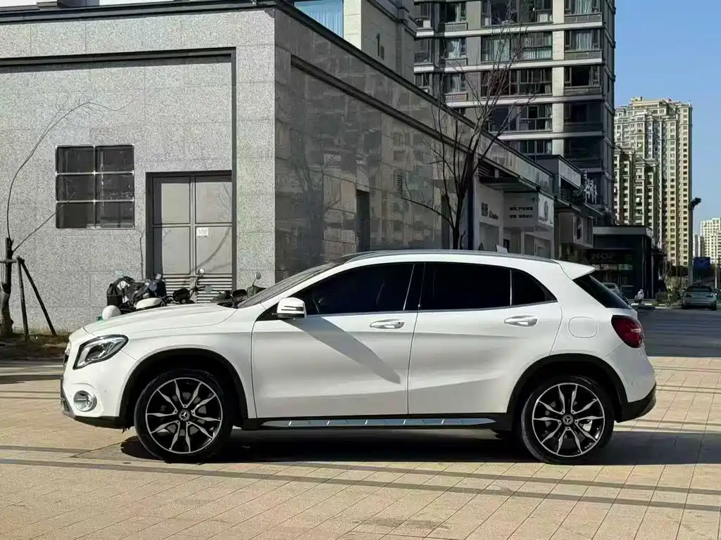MERCEDES-BENZ GLA