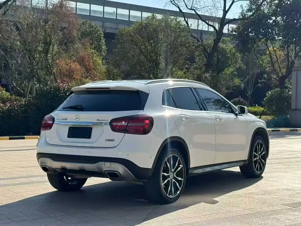 MERCEDES-BENZ GLA