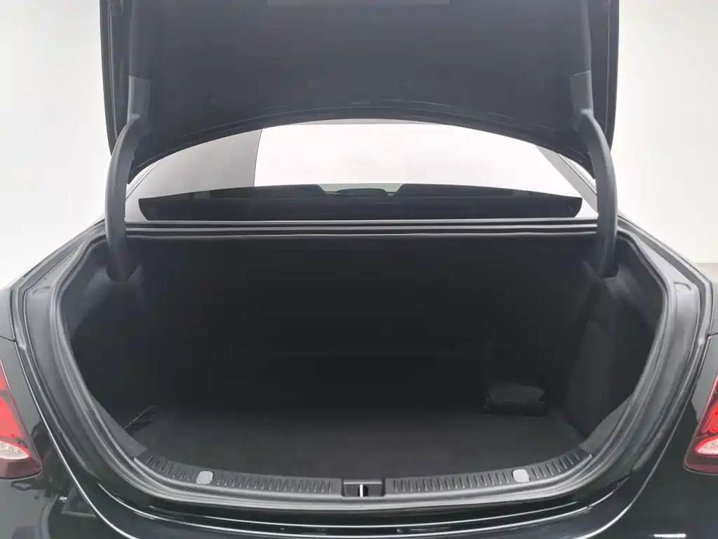 Mercedes-Benz E-Class — миниатюра 16