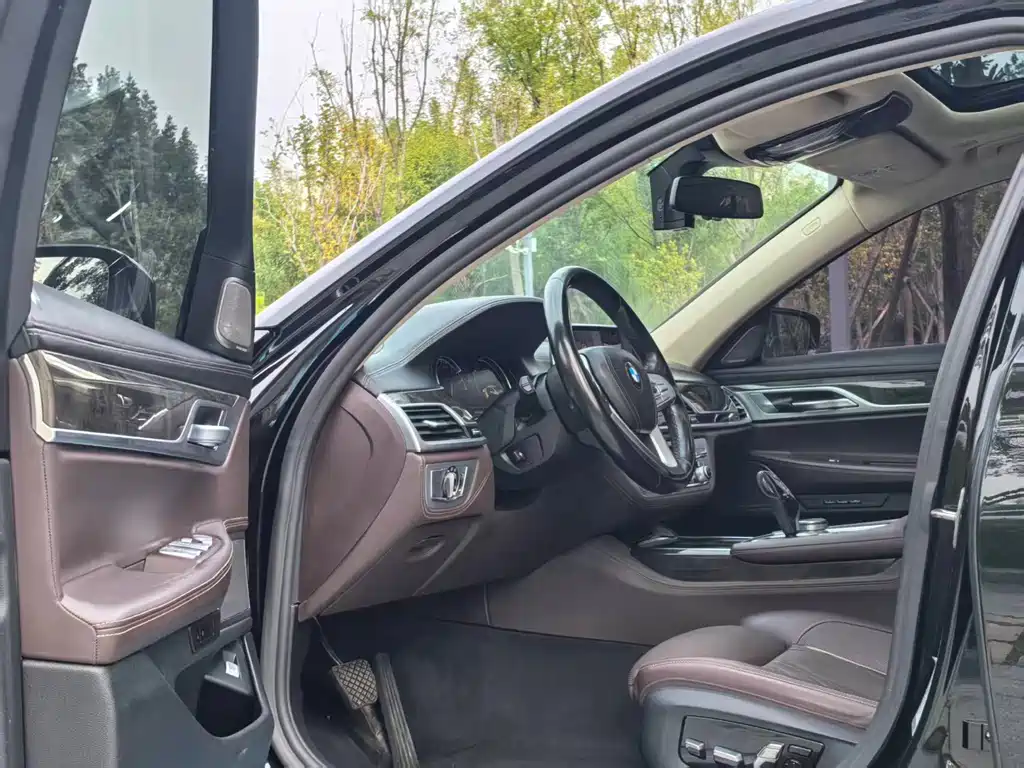 BMW 7 Series — миниатюра 14