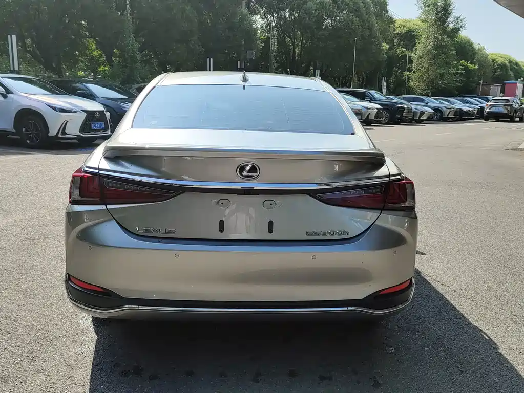 Lexus ES — миниатюра 12