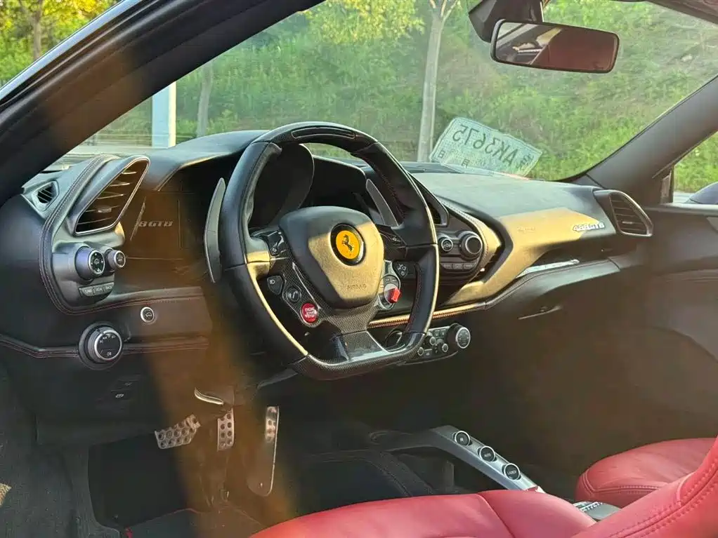 FERRARI 488