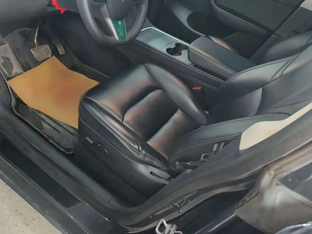 Tesla Model Y — миниатюра 15