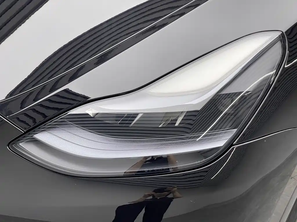 Tesla Model Y — миниатюра 18