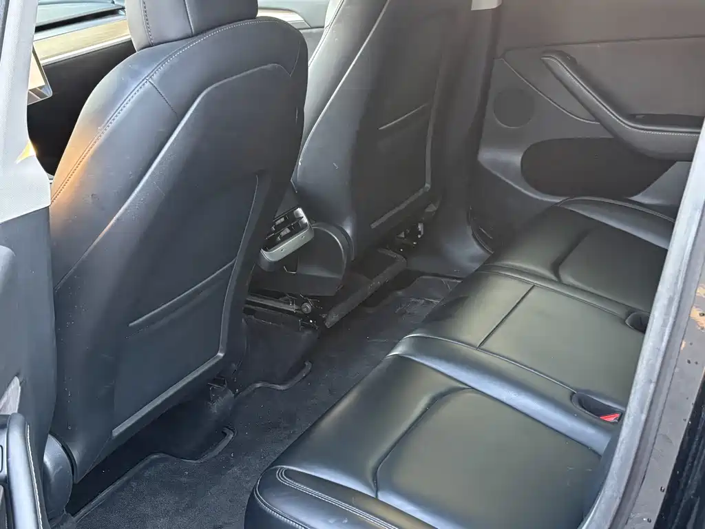 Tesla Model Y — миниатюра 6