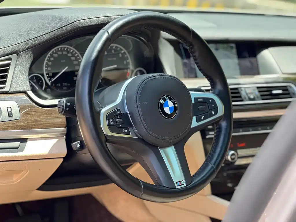 BMW 7 Series — миниатюра 6