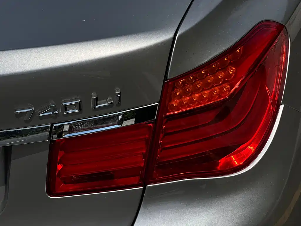 BMW 7 Series — миниатюра 17