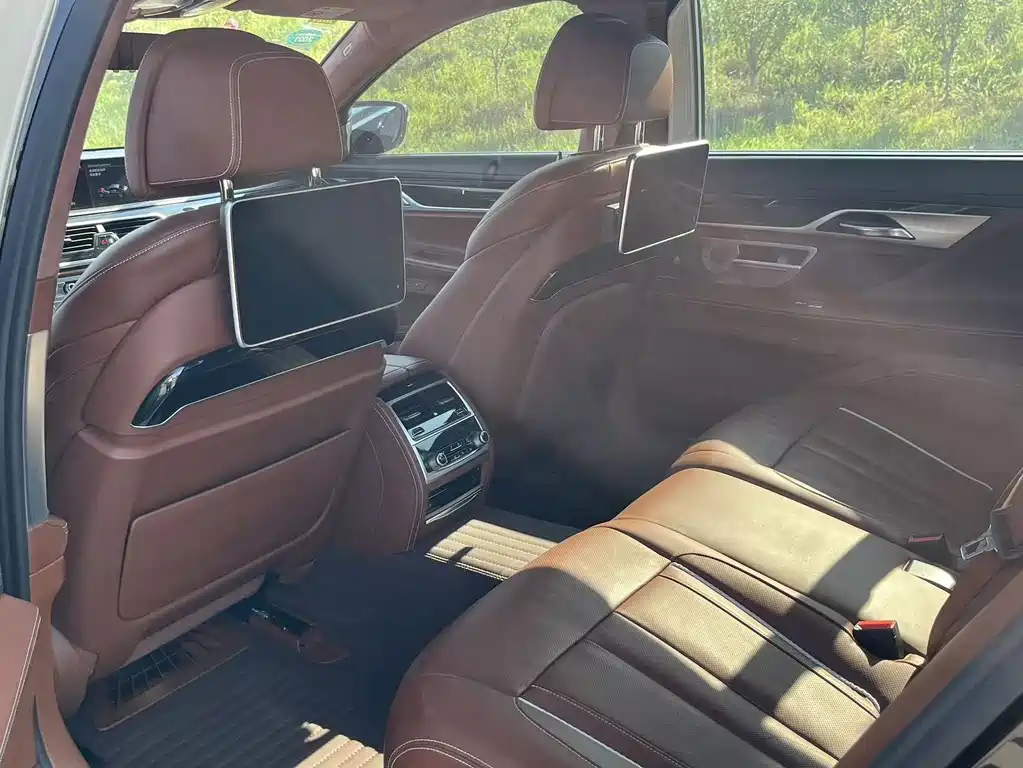BMW 7 Series — миниатюра 10