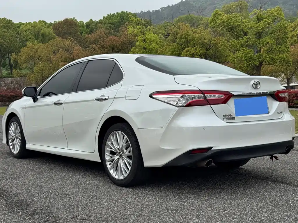 Toyota Camry — миниатюра 3