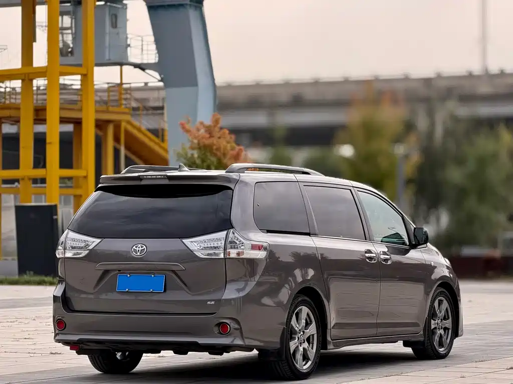 Toyota Sienna — миниатюра 6
