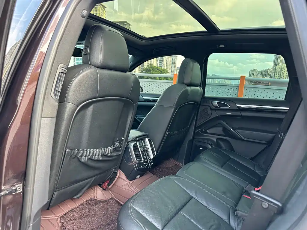 Porsche Cayenne — миниатюра 7
