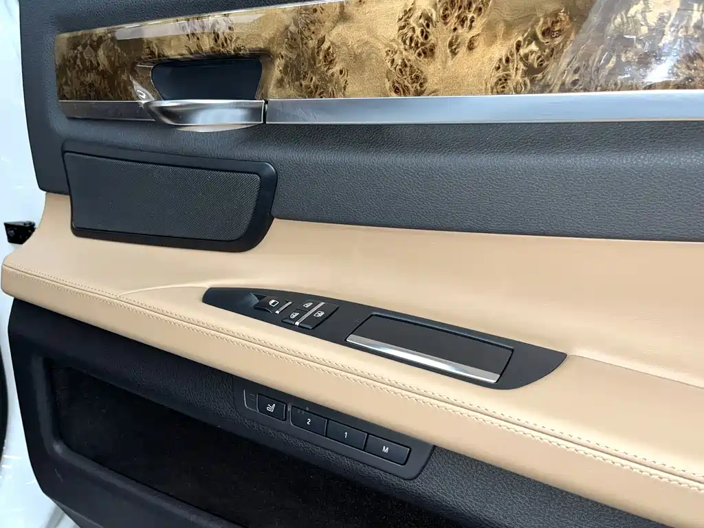 BMW 7 Series — миниатюра 17