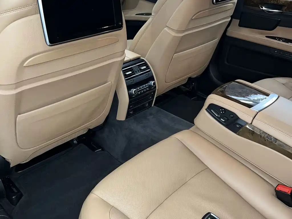 BMW 7 Series — миниатюра 15