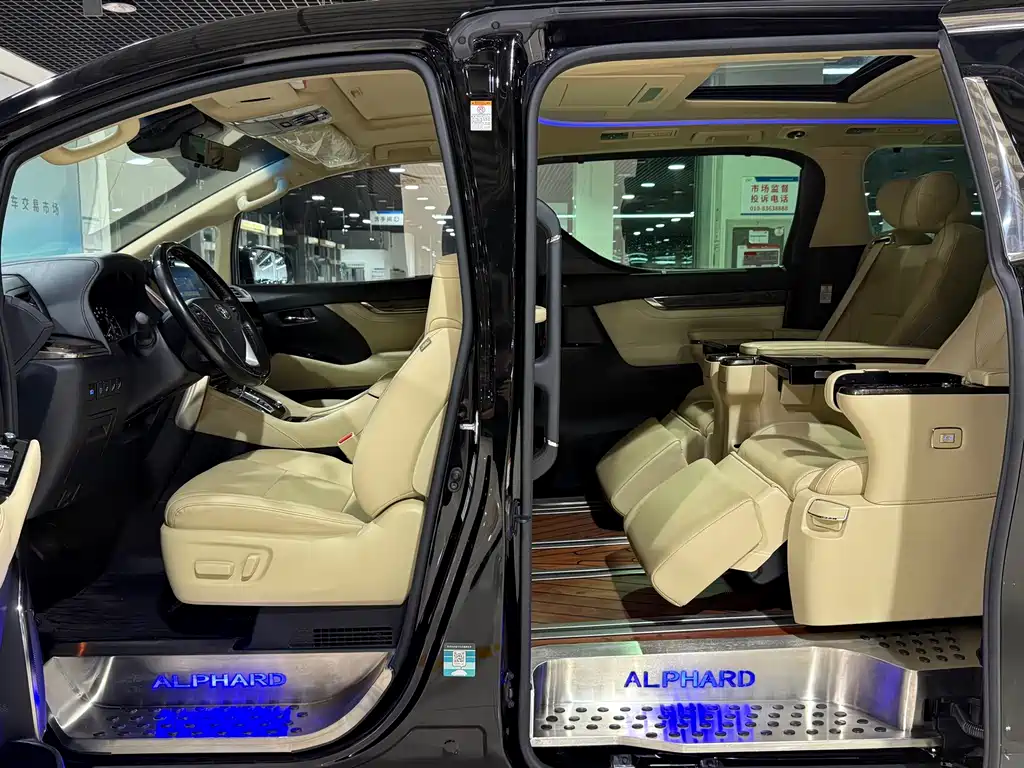 Toyota Alphard — миниатюра 10