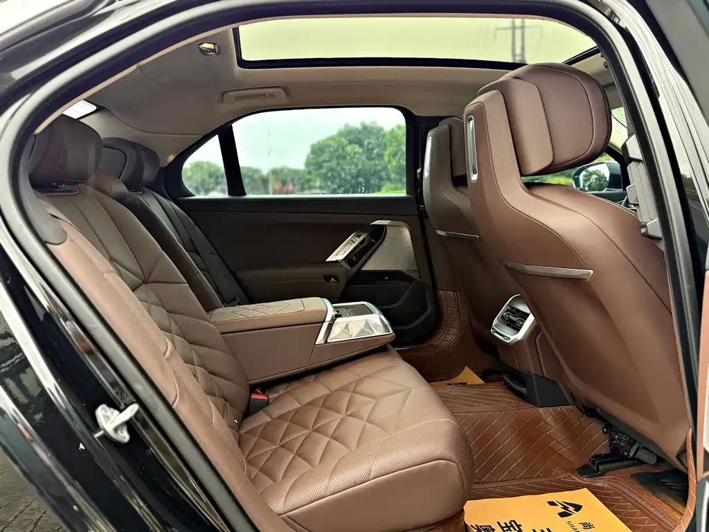 BMW 7 Series — миниатюра 15