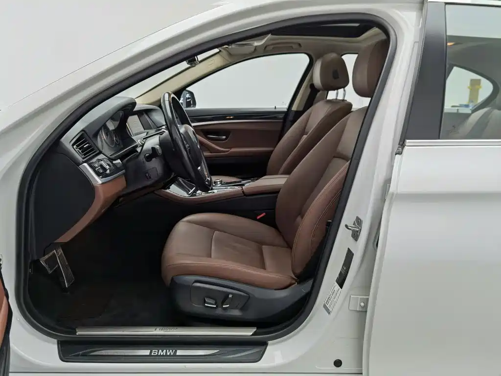 BMW 5 Series — миниатюра 10