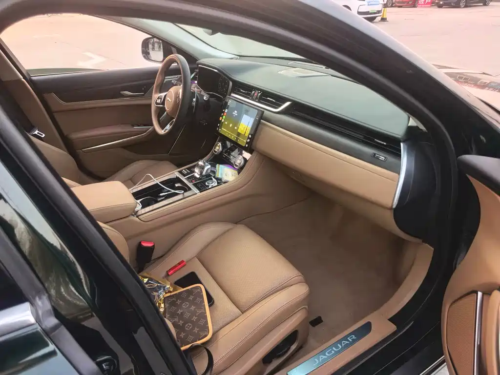 Jaguar XFL — миниатюра 6