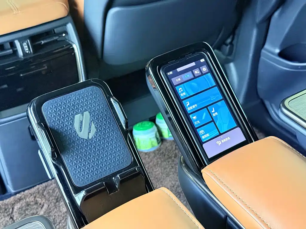 Toyota Alphard — миниатюра 10