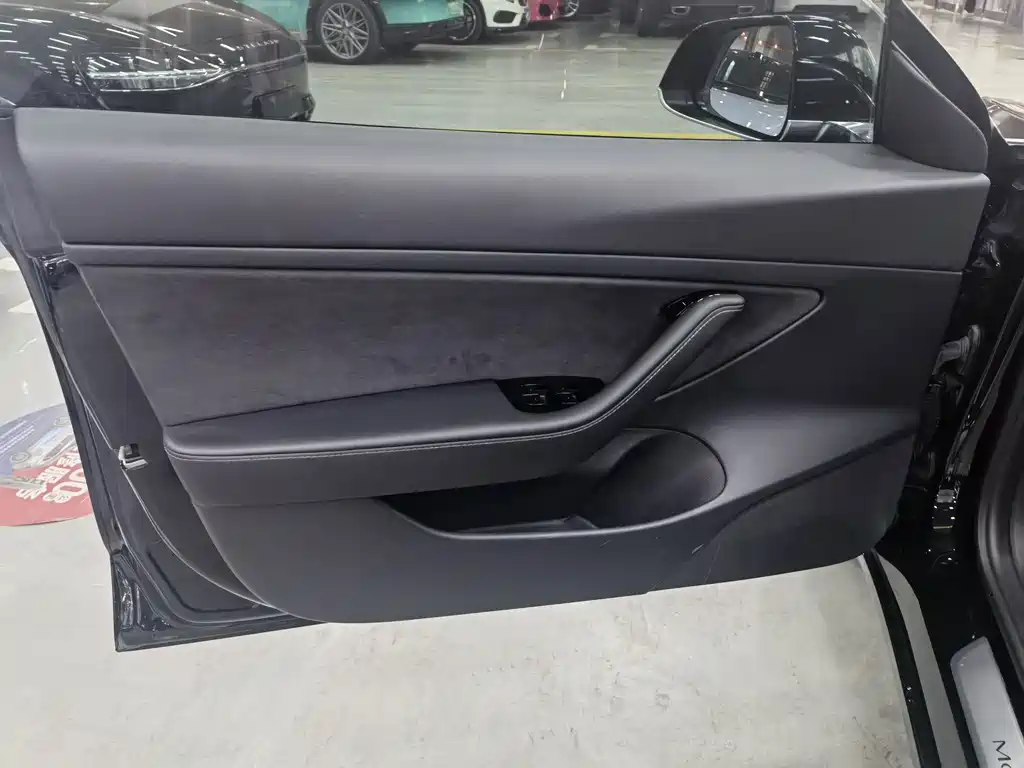 Tesla Model 3 — миниатюра 8
