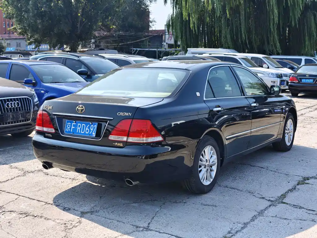 Toyota Crown — миниатюра 5