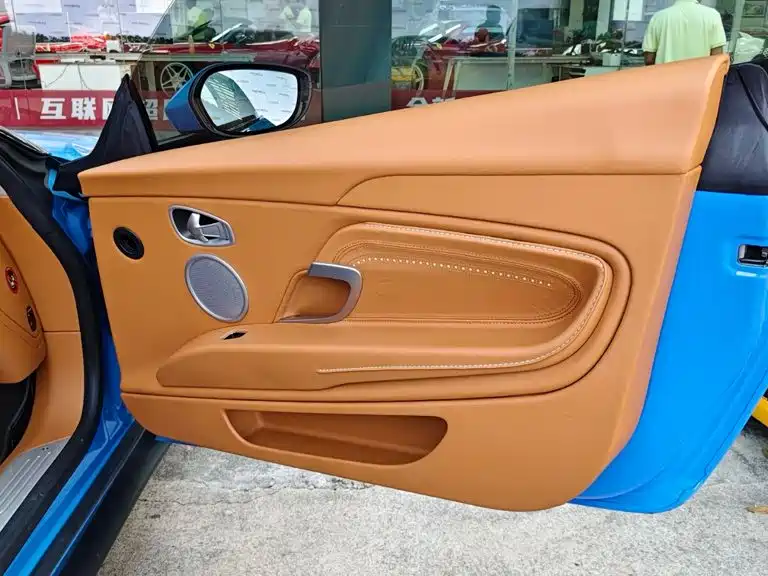 Aston Martin DB11 — миниатюра 11
