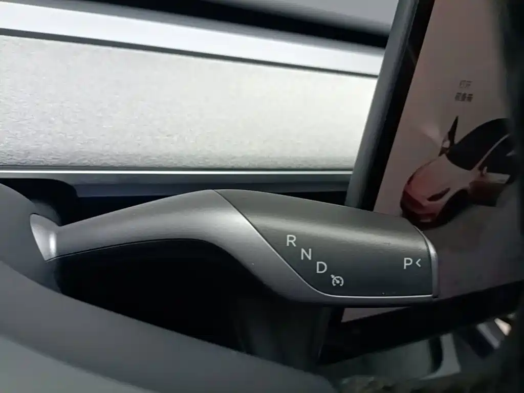 Tesla Model Y — миниатюра 14