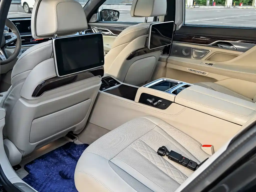 BMW 7 Series — миниатюра 7