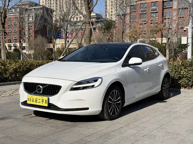 VOLVO V40 2019
