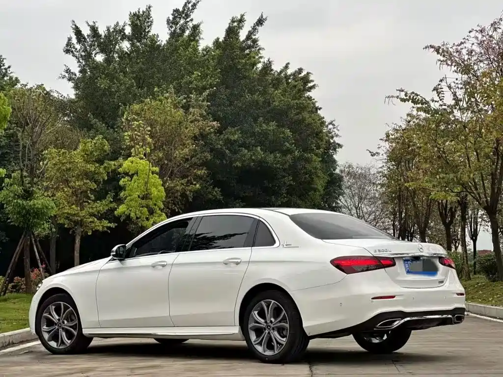 Mercedes-Benz E-Class — миниатюра 8