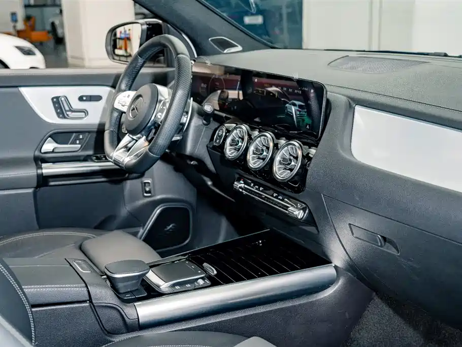 MERCEDES-BENZ GLA AMG