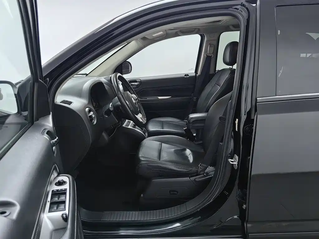 Jeep Compass (Import) — миниатюра 10