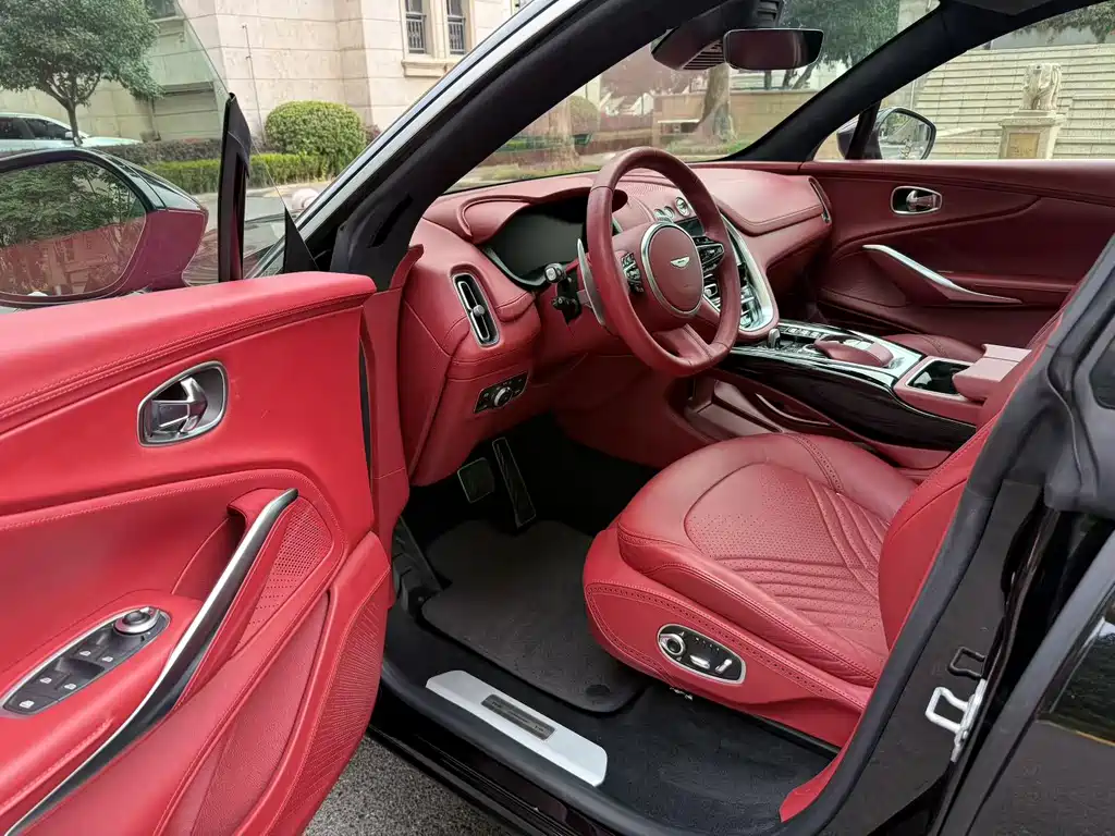 Aston Martin DBX — миниатюра 7