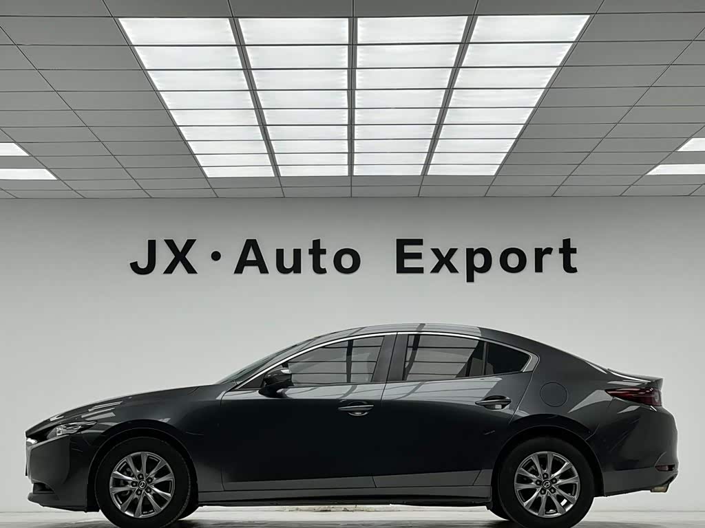 Mazda Mazda3 Axela 2.0 л 2022 г. Серебристо-серый, пробег 21000 км